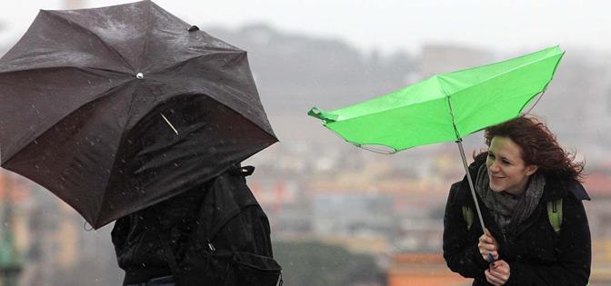 Forte vento, disagi a Genova: decine di interventi dei vigili del fuoco