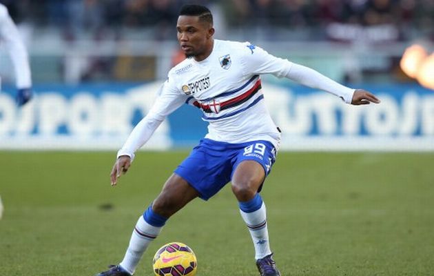 Eto'o allaccia una scarpa a Brkic e diventa star del web