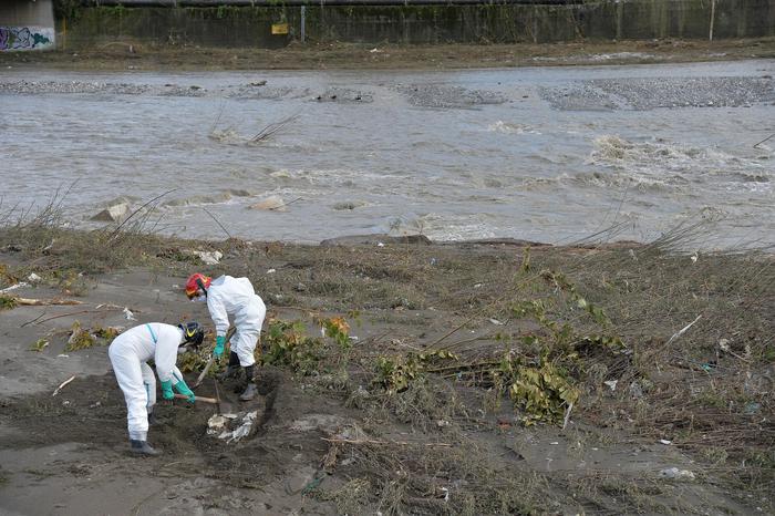 Vuole seppellire il cane, muore nel fiume