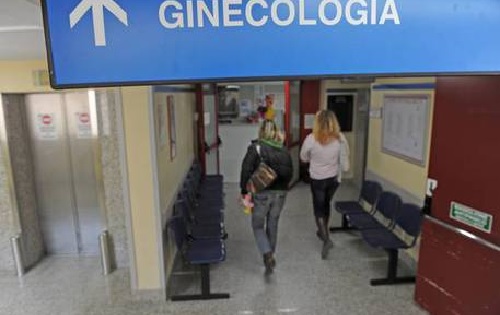 Ginecologo accusato di abusi torna ai domiciliari