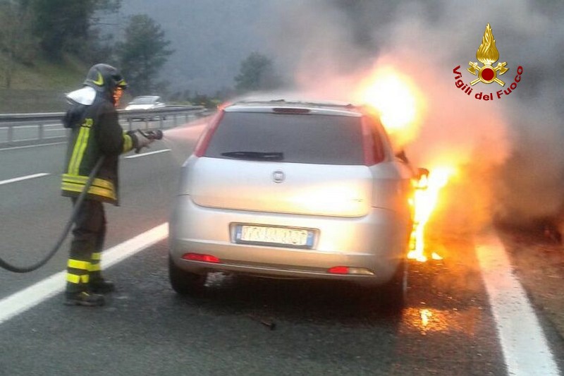 Auto prende fuoco sulla A12, intervento dei vigili del fuoco