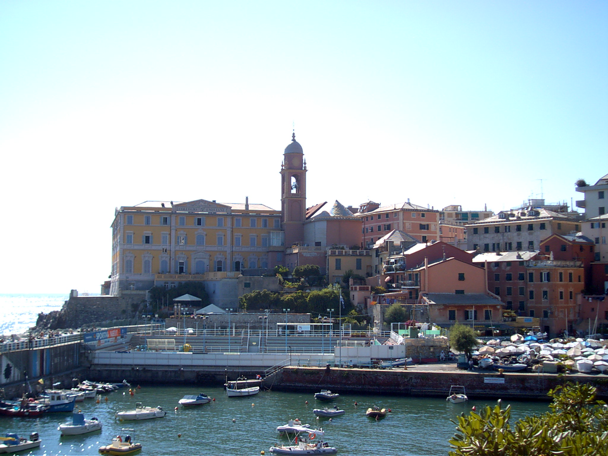 Cade al porticciolo di Nervi, grave un 14enne