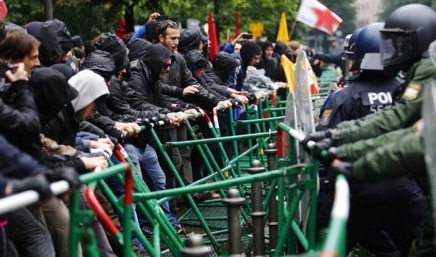 Protesta contro Bce, guerriglia a Francoforte