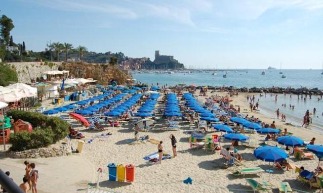 Sulle spiagge italiane presto lo 'steward anti-abusivi'