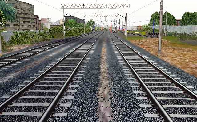 Fiamme in un campo rom a Massa, interrotta la linea ferroviaria 