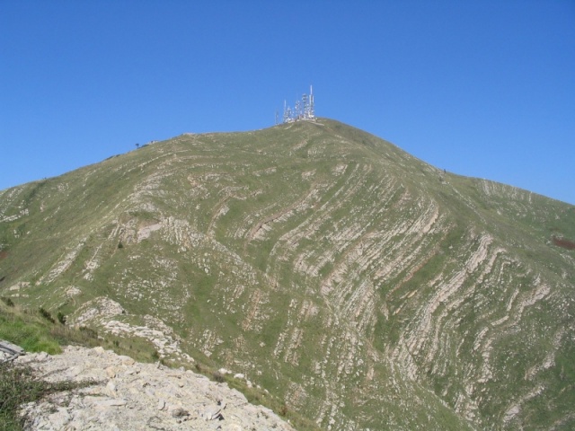 Manufatti abbandonati diventano discarica, blitz sul monte Fasce