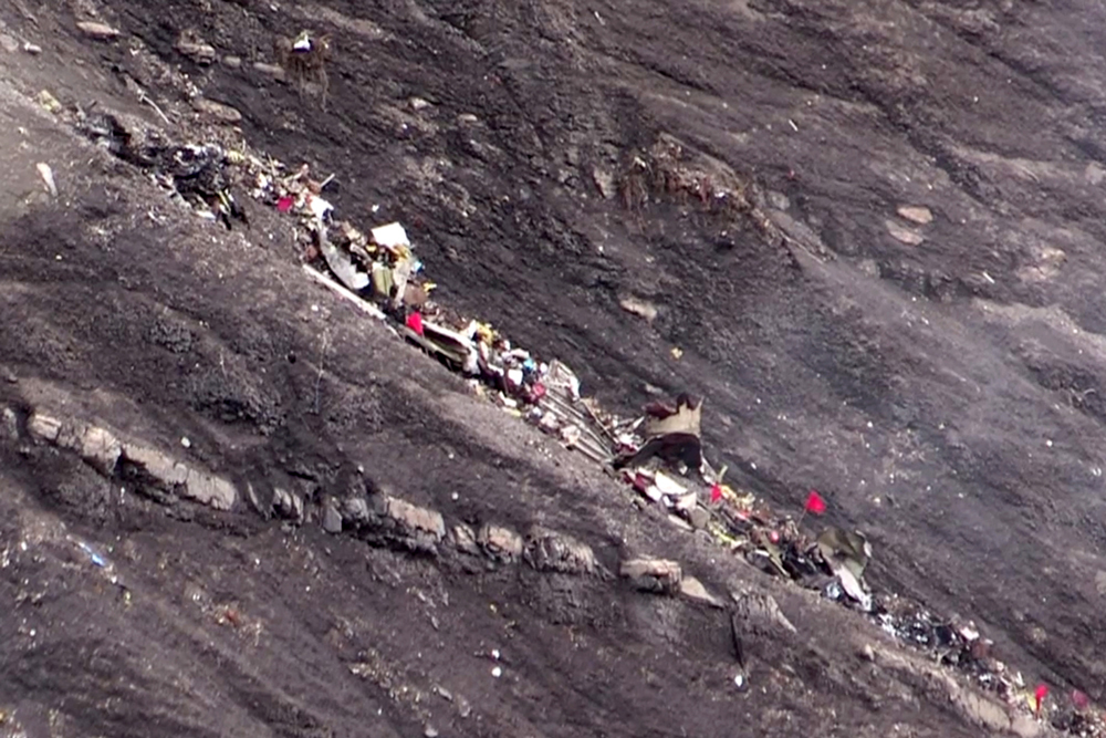 Volo GermanWings, uno dei piloti fuori dalla cabina