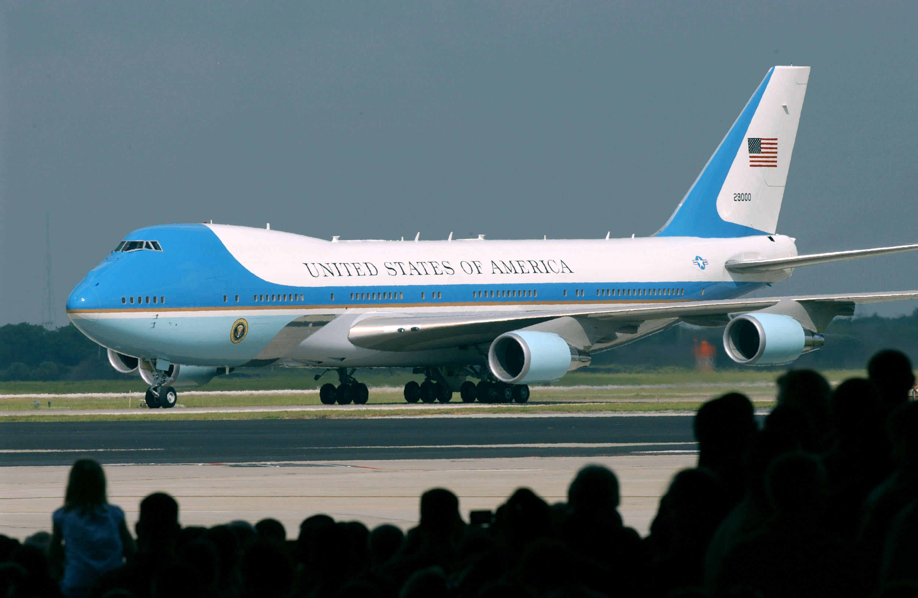 Usa, Obama inciampa su scaletta Air Force One 