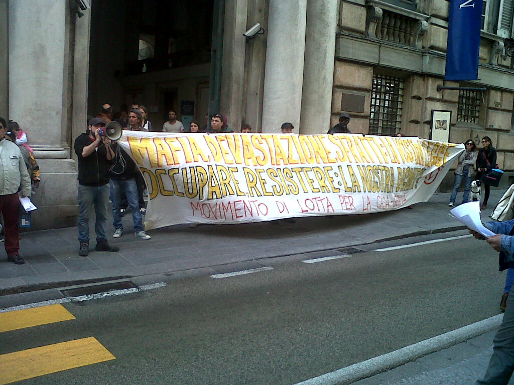 Movimento contro gli sgomberi delle case occupate blocca Palazzo Reale