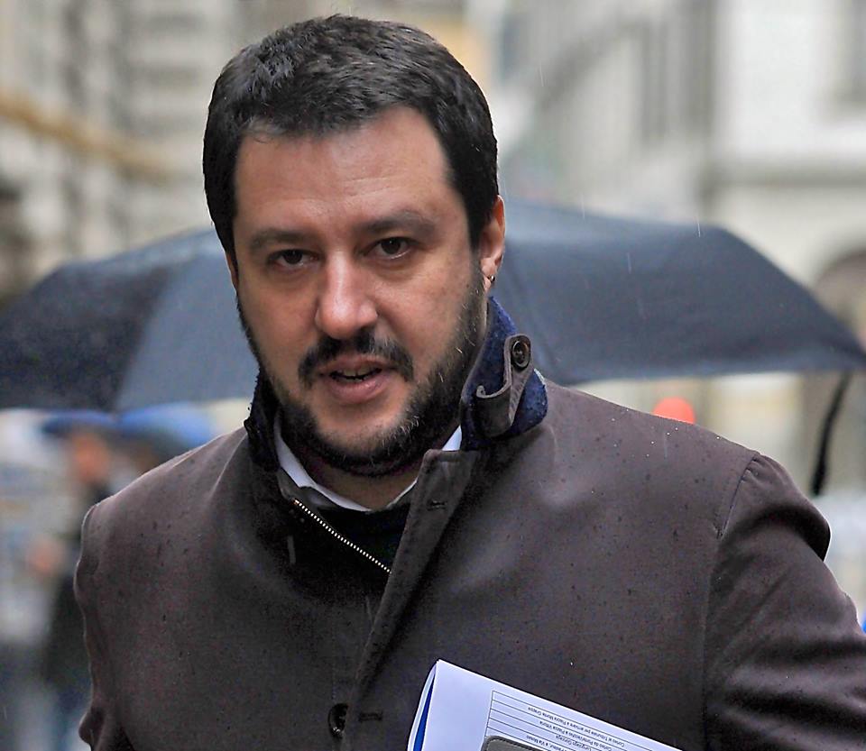 Mercato abusivo in via Turati, Salvini: 