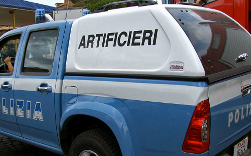 Secchio con bombe a mano in un bosco della Valpolcera 