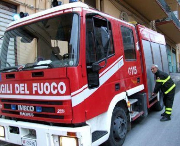 Bolzaneto, incendio distrugge chiosco: probabile dolo