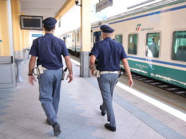 Poliziotti salvano bimbo di due anni dal soffocamento