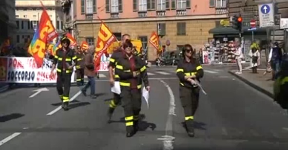 Vigili del fuoco, protesta e flash mob per i precari a Genova