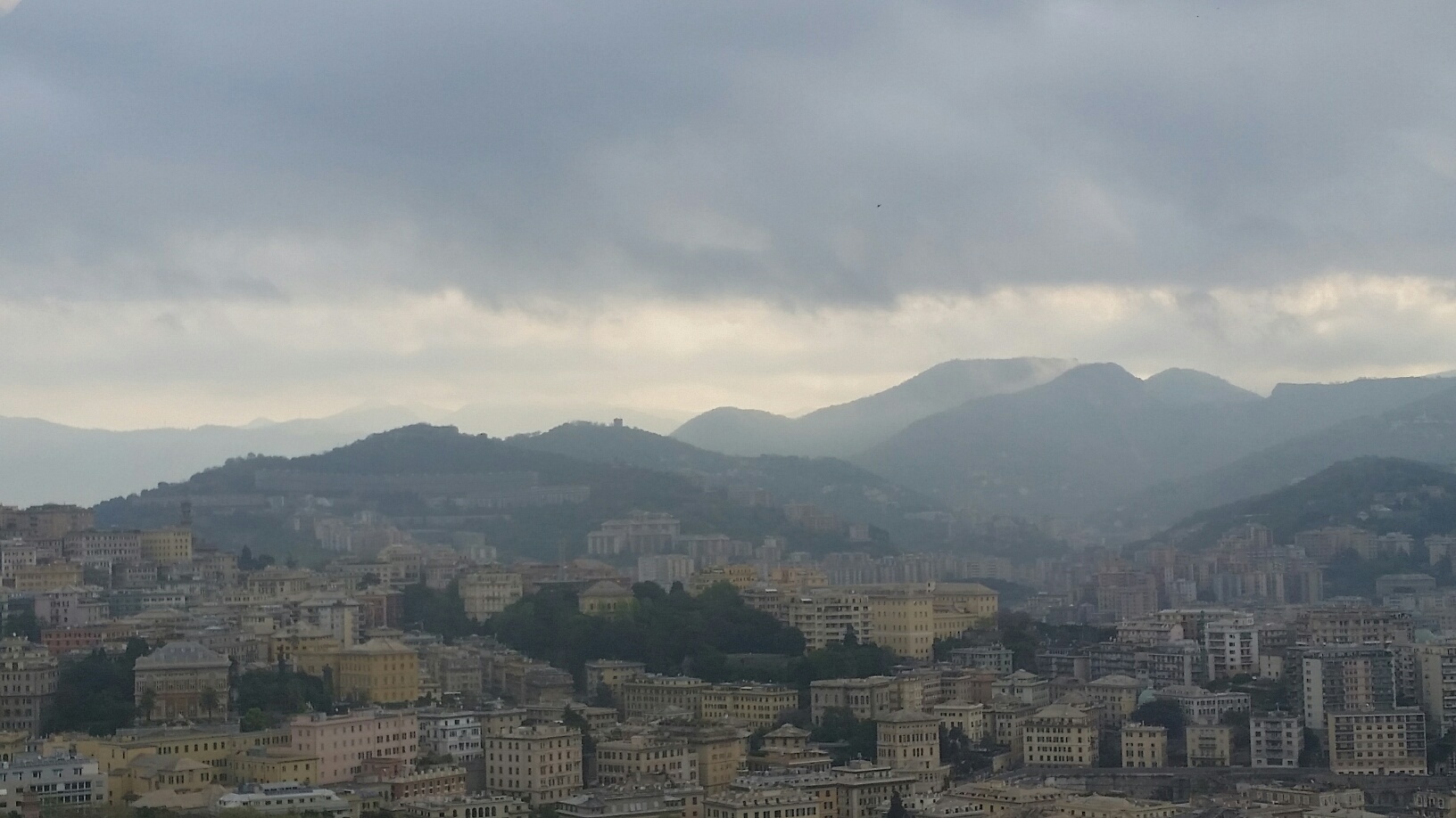 Nubi e pioggia, il tempo peggiora sulla Liguria