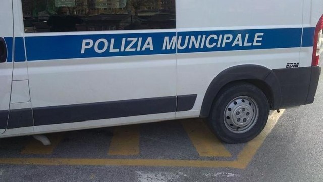 Ambulanza con paziente contro auto, tre feriti 