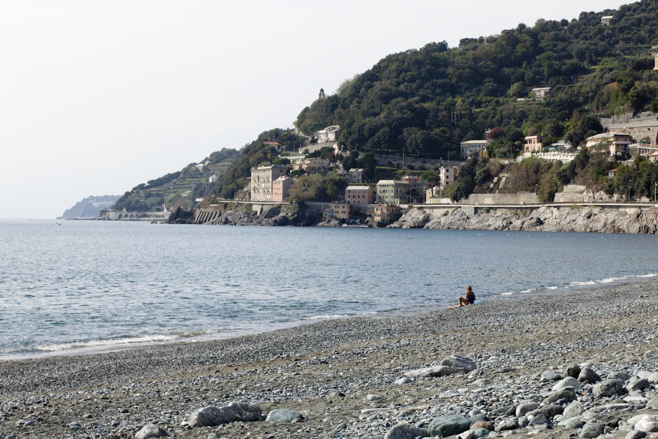 Genova Voltri, cade su scogli: grave 21enne