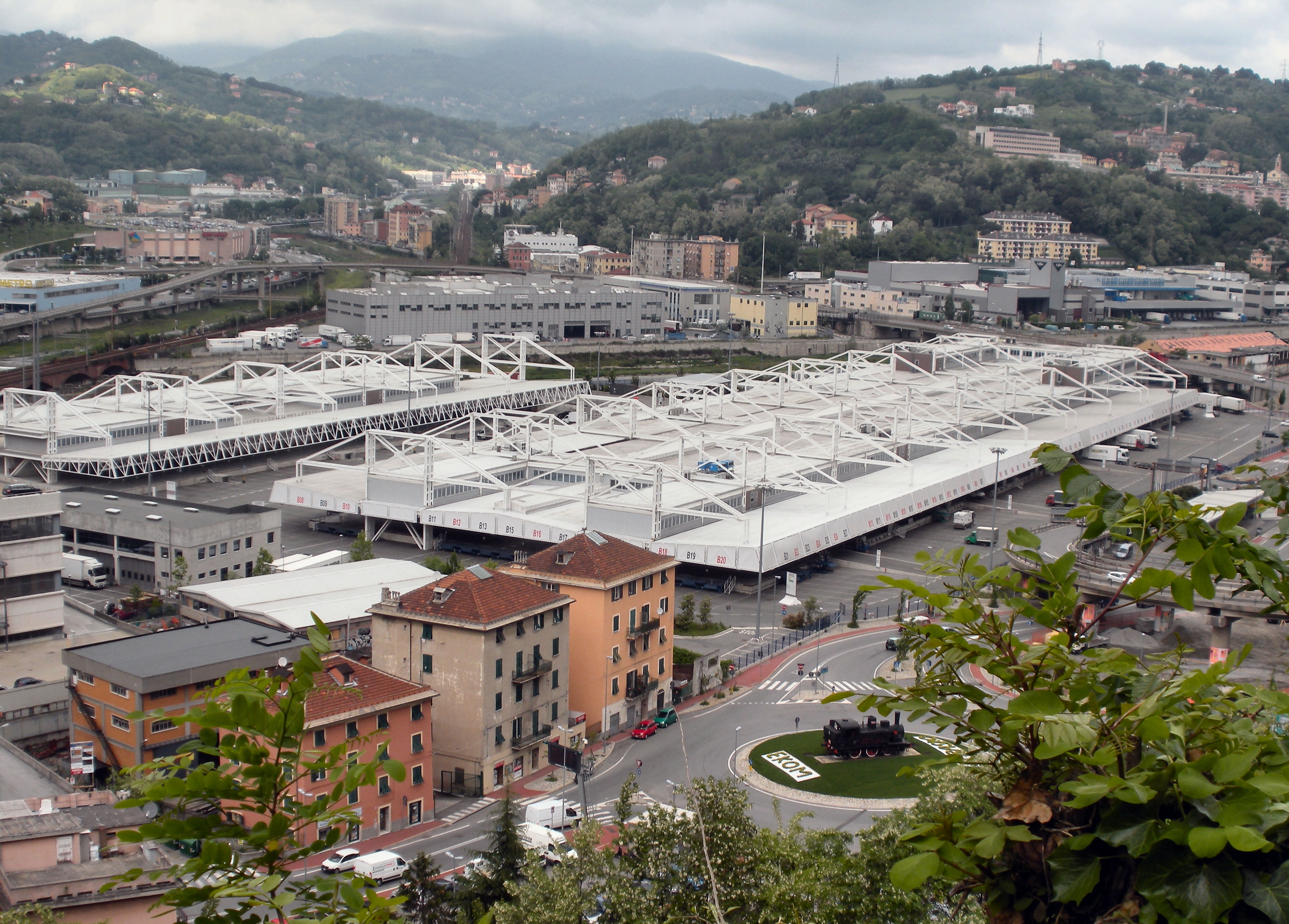 Viaggio in Liguria stasera al mercato ortofrutticolo di Bolzaneto 