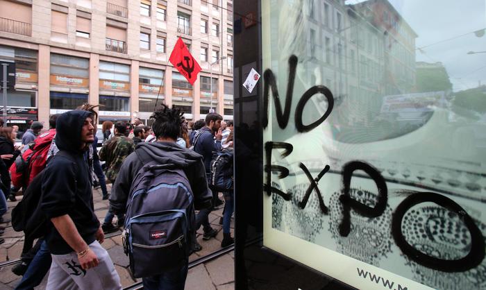 Corteo studenti, striscione sull'Expo Gate