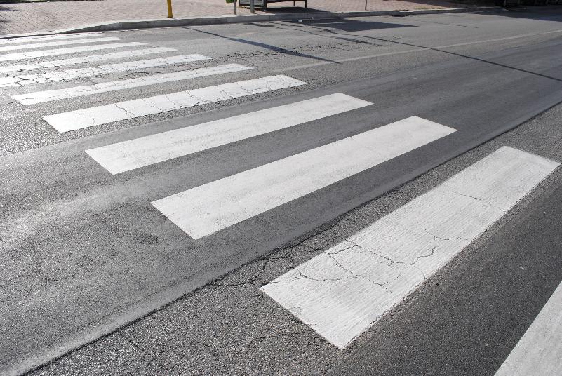 Motociclista investe bambino e poi fugge