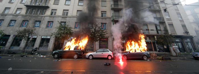 Expo, guerriglia al corteo: Black Bloc in azione