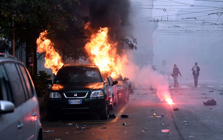 Guerriglia a Milano, undici feriti tra le forze dell'ordine 