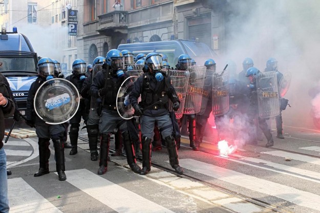 Scontri a Milano, i pm indagano per devastazione 