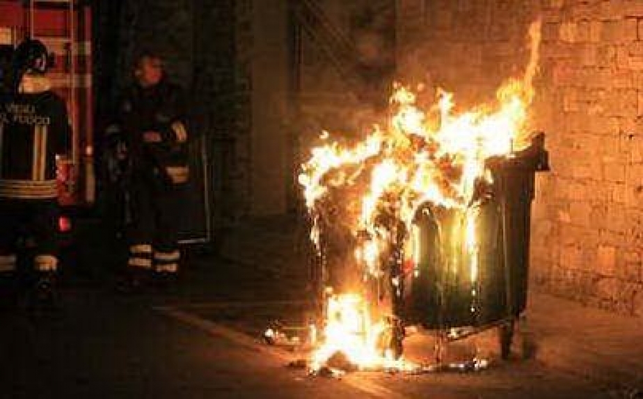 Ancora un raid incendinario di cassonetti nel centro storico di Genova 