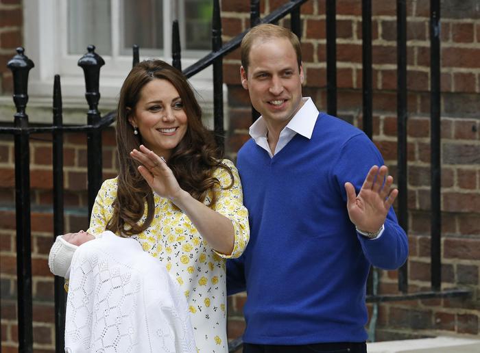 La royal girl esce dalla clinica con Kate e William