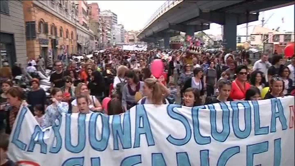 Corteo scuola: rubano cellulari e portafogli, denunciati 5 giovani