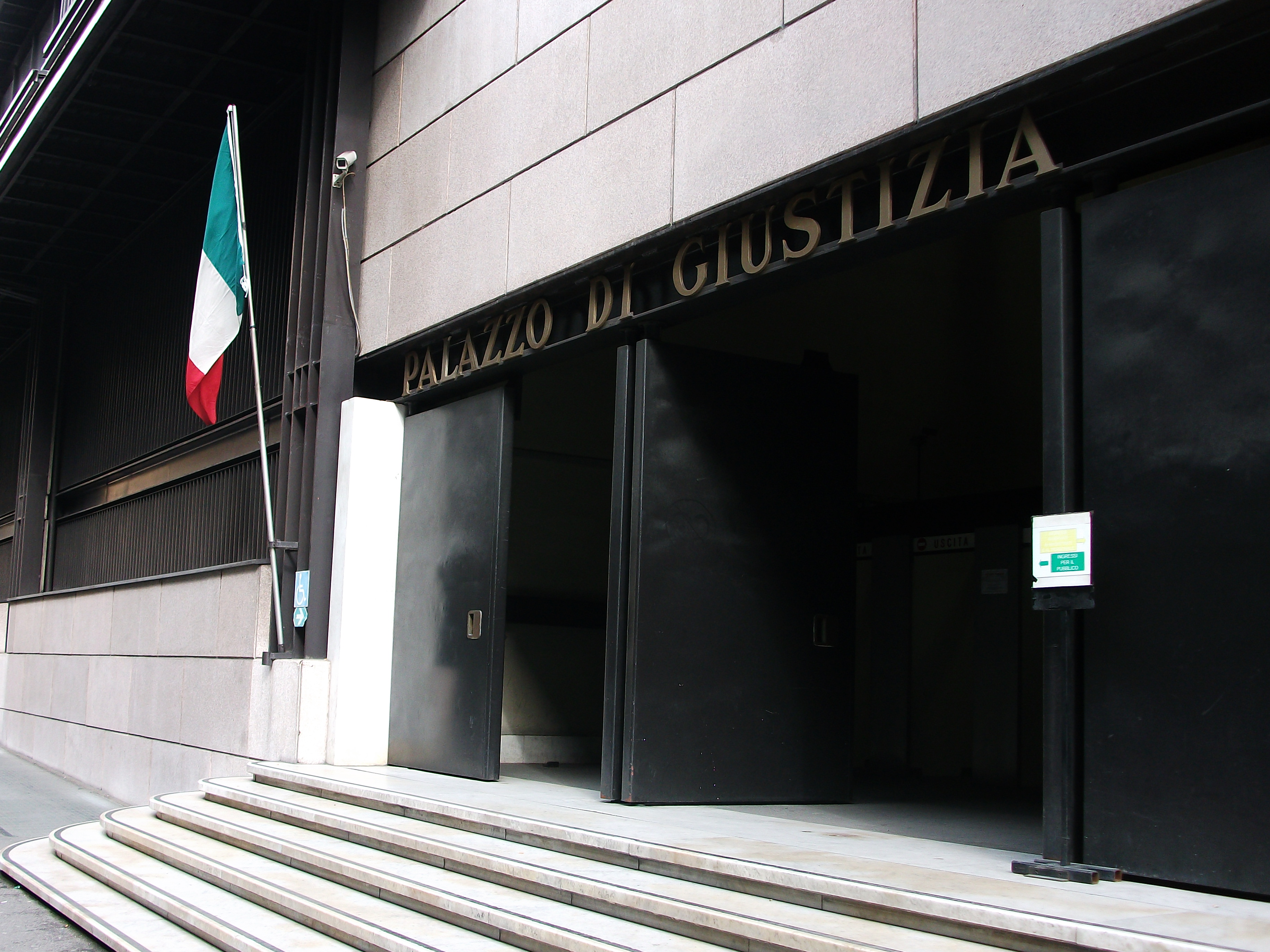 A Palazzo di Giustizia con coltelli in borsa, denunciati