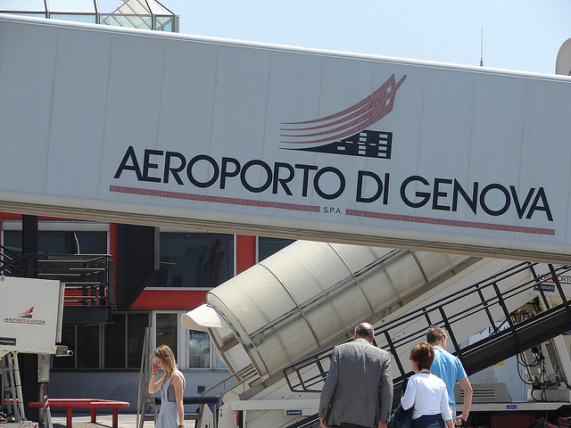 Incendio a Fiumicino, a Genova cancellati sei voli