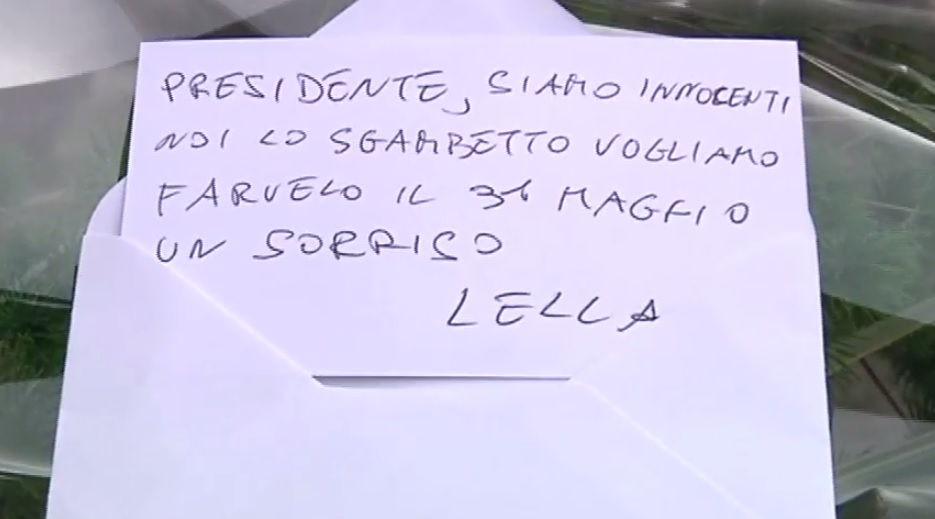 Berlusconi cade, Paita manda fiori: 