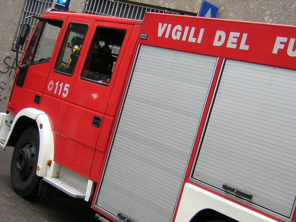 Incendio di un'auto: nessun ferito, ma galleria chiusa