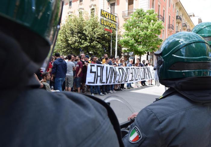 Salvini a Foggia, proteste e fumogeni