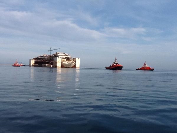 Concordia lascia la banchina, prossima tappa la demolizione