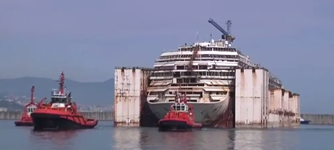 Concordia in attesa del passaggio dell'ultimo traghetto