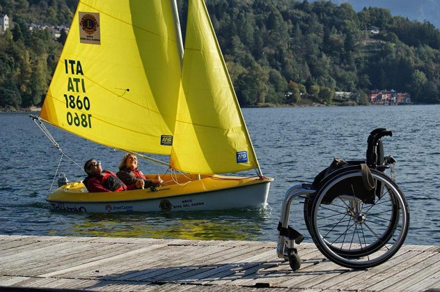 La carrozzina non sale in barca, ragazzo disabile escluso da gita