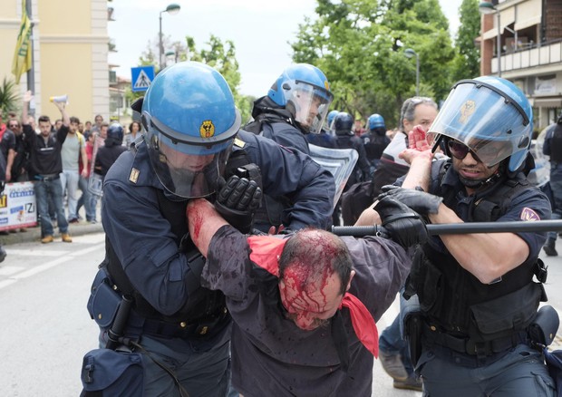 Salvini a Massa, due feriti negli scontri tra contestatori e polizia