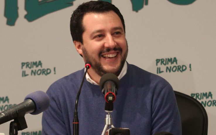 Salvini in visita a Recco, anziano gli regala un sacchetto di uova 