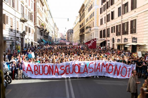 Scuola: girotondo contro la riforma intorno alla Prefettura di Genova 