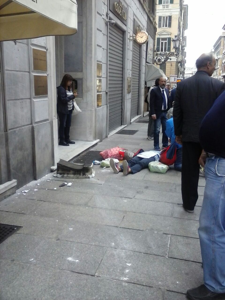 Si stacca cornicione, donna ferita in Via Roma