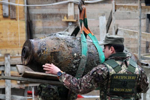 Bomba in porto a Genova, sabato mattina il disinnesco