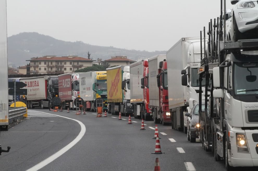 Assalto dei tir e pioggia: traffico in tilt a Genova