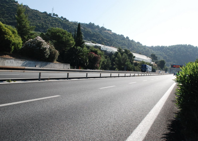 Scontro tra auto sulla A10: tre persone ferite