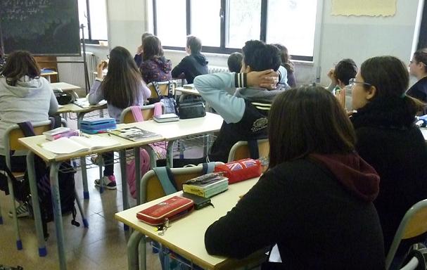 Rissa davanti a scuola, 15enne in ospedale 