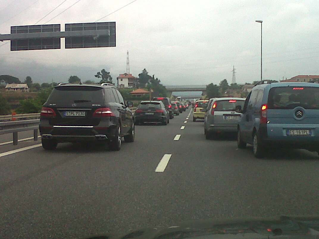 Ponte del 2 giugno: in Liguria traffico sulle autostrade, stazione nel caos a Sarzana