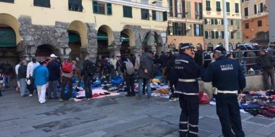 Controlli forze dell'ordine a mercatino abusivo a Genova 