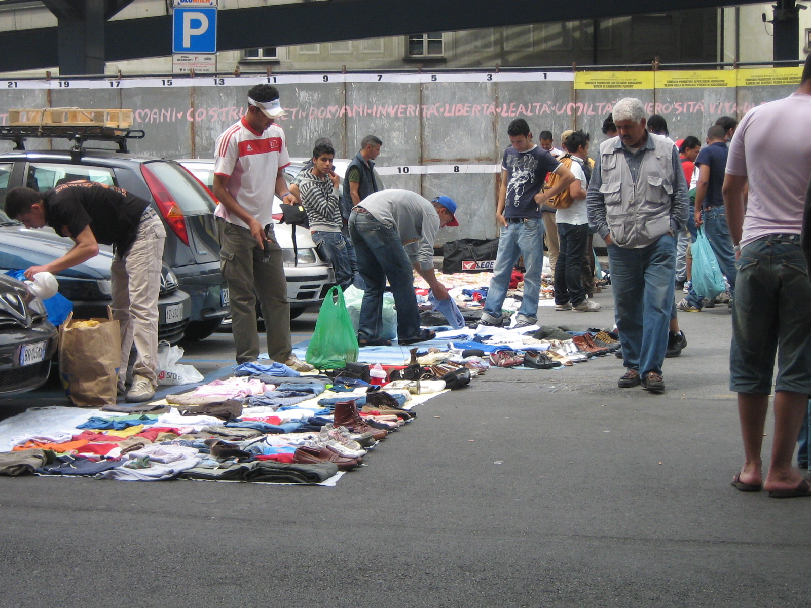 Mercatino abusivo di via Turati, martedì protesta comitati a Tursi 