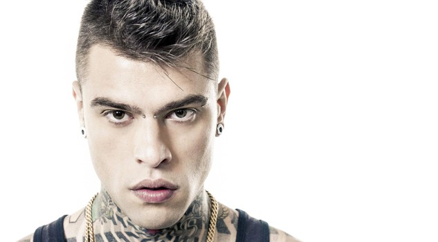 Fedez, lite per un selfie in discoteca. Lui: 